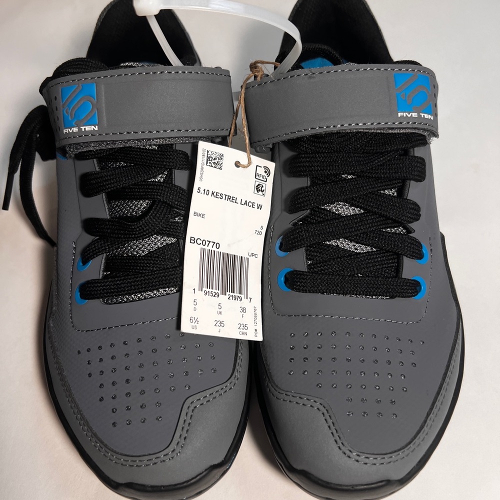Womens Size 6.5 Gray and Blue Mountain Bike Shoes